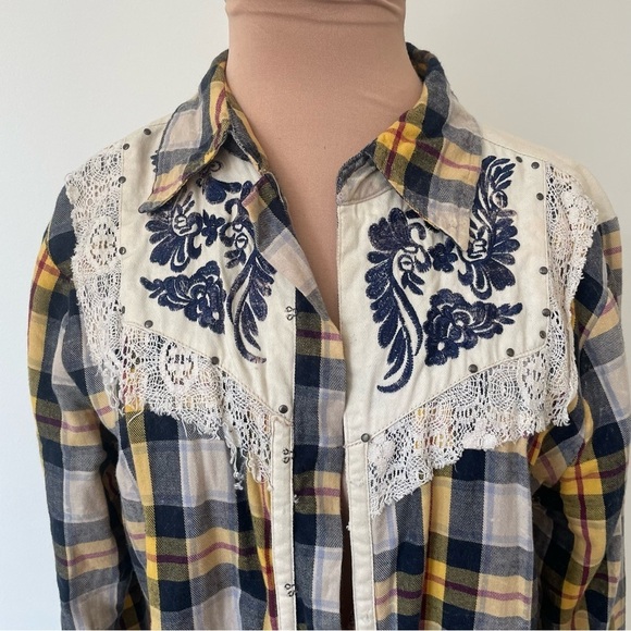 Gimmicks by BKE Plaid Flannel Lace Embroidered Distressed Button-Down Shirt Sz S - Picture 8 of 12